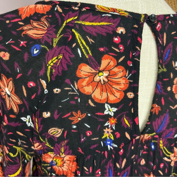 Old Navy medium long sleeved beautiful blouse. Has a keyhole opening in the back - Picture 5 of 10